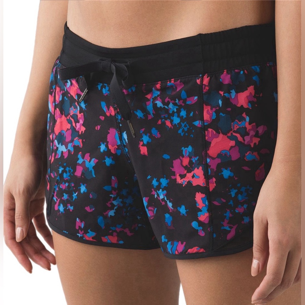 Lululemon Hotty Hot Short *Long 4” Dandy Digie Multi/Black
